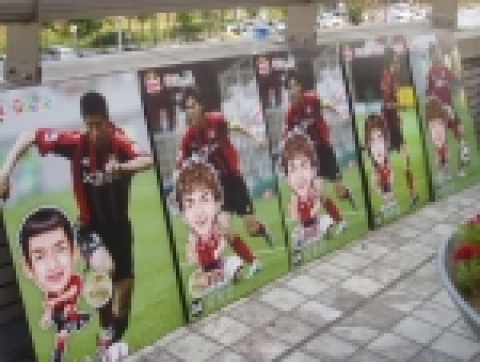 게임포털 엠게임과 프로 축구 구단 FC 서울은 축구천재 박주영 선수를 비롯하여 백지훈, 김은중, 정조국, 김승용, 히칼도, 김동진 선수 등 FC 서울 소속 선수 7명을 모델로 한 아바타를 제작했다.