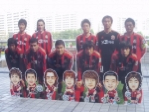 게임포털 엠게임과 프로 축구 구단 FC 서울은 축구천재 박주영 선수를 비롯하여 백지훈, 김은중, 정조국, 김승용, 히칼도, 김동진 선수 등 FC 서울 소속 선수 7명을 모델로 한 아바타를 제작했다.