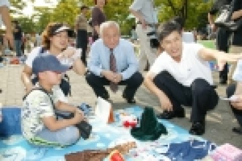 고양시 일산동구청은 지난 10일 일산문화광장에서 건전소비생활 과 신장 장애인 돕기를 위한 제7회 푸른고양 나눔 장터를 개최하였다.