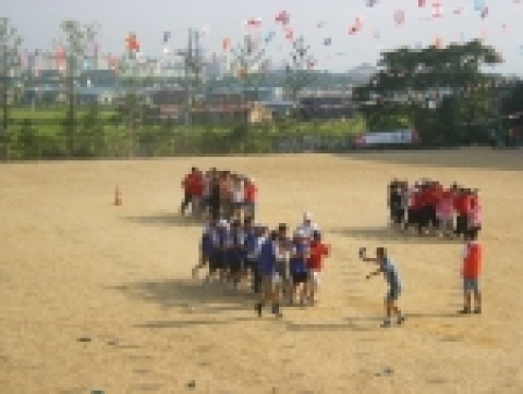 지난 9월 11일(일) 8시부터 오후6시까지 일산서구 덕이동 소재 고양여자중종합고등학교에서 1,000여명이 운집한 가운데 제3회 송산동민 한마음체육대회가 성대하게 치러졌다.