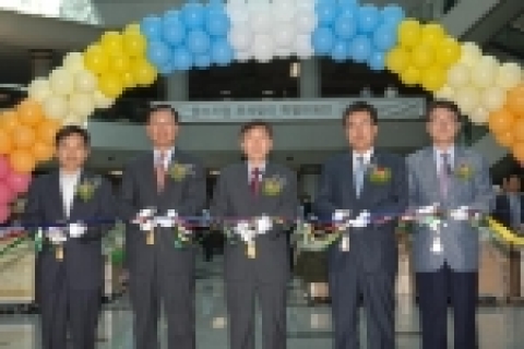 왼쪽부터 대전청사관리소장(예제두), 특허청장(김종갑), 중소기업청장(김성진), 조달청장(진동수), (주)중소기업유통센터사장(서사현)