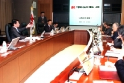 SK는 13일 주요 관계사 CEO들이 참석한 가운데 수펙스추구협의회를 열고, 이달부터 올 연말까지를 소외계층의 일자리 창출과 대대적인 자원봉사를 전개하는 『행복나눔의 계절』로 정하고 실천키로 합의했다고 밝혔다.(왼쪽 손을 들고 설명하는 사람이 최태원  SK(주) 회장)