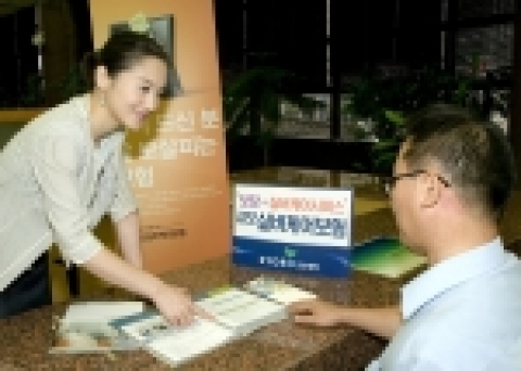 교보생명은 14일부터 저렴한 보험료로 노년기의 치매와 장기간병에 대비할 수 있는 ‘교보실버케어보험’을 내놓고 실버보험 시장에 본격적으로 진출한다.