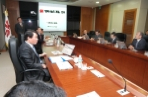 SK는 13일 주요 관계사 CEO들이 참석한 가운데 수펙스추구협의회를 열고, 이달부터 올 연말까지를 소외계층의 일자리 창출과 대대적인 자원봉사를 전개하는 『행복나눔의 계절』로 정하고 실천키로 합의했다고 밝혔다.