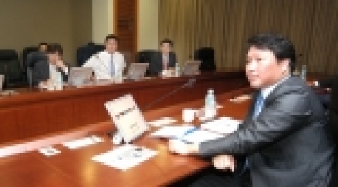 SK는 13일 주요 관계사 CEO들이 참석한 가운데 수펙스추구협의회를 열고, 이달부터 올 연말까지를 소외계층의 일자리 창출과 대대적인 자원봉사를 전개하는 『행복나눔의 계절』로 정하고 실천키로 합의했다고 밝혔다.
