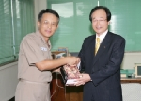 황철곤 시장은 13일 추석을 맞아 마산함을 방문 최갑림 함장에게 위문품을 전달하고 있다