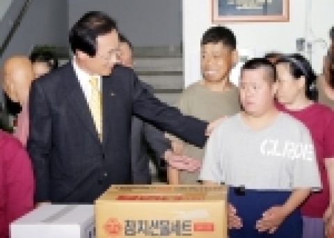 황철곤 시장은 13일 마산시복지원을 시설수용자들을 위로 격려하고 있다