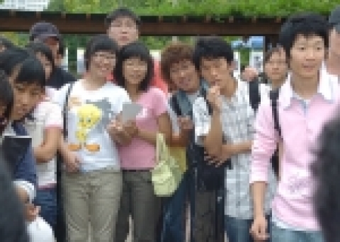 9월 13일부터 15일까지 열리고 있는 조선대학교 ‘2005 대동한마당’ 부대행사 하나로 생협앞 자주터에서 열린 야쿠르트 빨리먹기 대회는 참가자 못지않게 구경꾼들이 몰려들어 풍성한 축제 분위기를 연출했다.