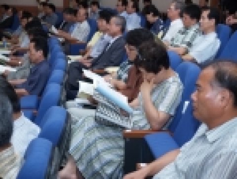 임시총회에 참석한 교수들이 보고내용을 경청하고 있다.