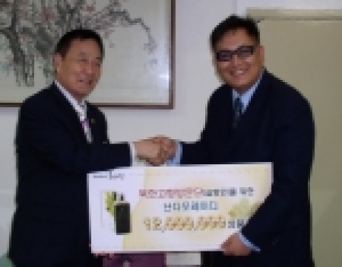 13일 이북5도신문사에서 광복60주년을 맞아 17~19일 방북하는 합동차례단에게 난다모에서 선물세트를 증정했다. 사진 왼쪽이 현성락 이북5도신문사 회장, 오른쪽이 최항석 난다모 부사장.