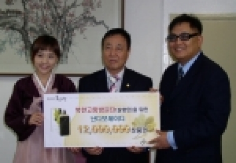 13일 이북5도신문사에서 광복60주년을 맞아 17~19일 방북하는 합동차례단에게 난다모에서 선물세트를 증정했다. 사진 가운데가 현성락 이북5도신문사 회장, 오른쪽이 최항석 난다모 부사장. 직원 대표가 함께 전달했다.