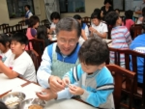 고홍식(高洪植) 삼성토탈 사장은 13일 저녁 추석을 앞두고 서울 상도동 소재 <삼성농아원>을 방문, 장애우와 함께 '친환경 송편 만들기' 등 봉사활동에
