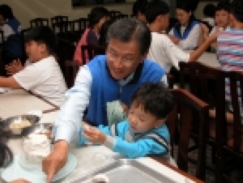 고홍식(高洪植) 삼성토탈 사장은 13일 저녁 추석을 앞두고 서울 상도동 소재 <삼성농아원>을 방문, 장애우와 함께 '친환경 송편 만들기' 등 봉사활동에