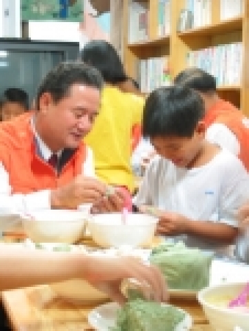 김관수 한화국토개발 대표이사는 15일 오후 추석을 앞두고 서울 동자동 소재 <빛나라공부방>을 방문, 저소득가정 아동들과 함께 '친환경 송편 만들기' 등 봉사활동에 나선다.