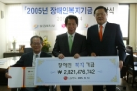 박해춘 LG카드 사장이 14일 오전 과천 보건복지부 장관실에서 김근태 보건복지부 장관과 송영욱 한국장애인재단 이사장에게 ‘장애인복지 기금’ 28억원을 전달한 뒤 기념촬영을 하고 있다. 오른쪽부터 박사장, 김장관, 송 이사장.