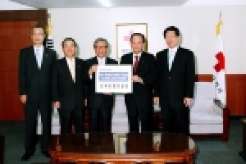 전국은행연합회 申東爀 회장은  14일 대한적십자사를 방문하고 지난 8월 발생한 미국 동남부 허리케인(카트리나) 피해복구를 위해 은행권에서 모금한 32억 8천 6백만원(317만 2천
