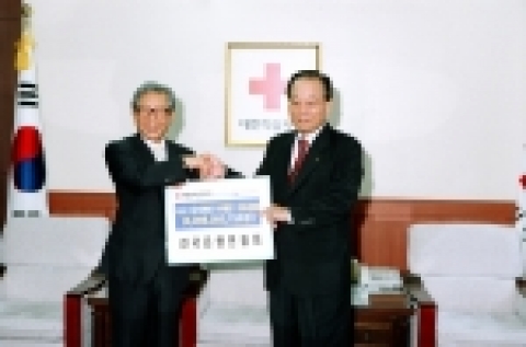 전국은행연합회 申東爀 회장은  14일 대한적십자사를 방문하고 지난 8월 발생한 미국 동남부 허리케인(카트리나) 피해복구를 위해 은행권에서 모금한 32억 8천 6백만원(317만 2천