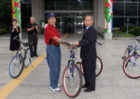 지난 12일 일산동구 정발산동 통장협의회장(최종두)과 일산동구청장은 일산동구청 광장에서 자전거 기증식을 가졌다.