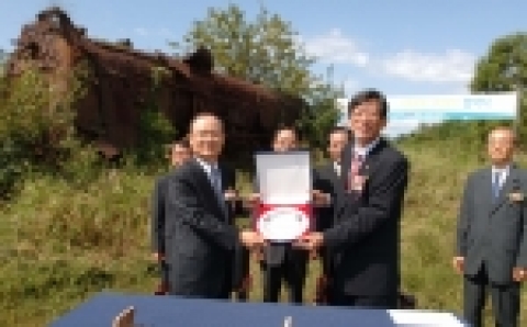 포스코는 14일 비무장지대(DMZ)내 경의선 장단역 증기기관차 앞에서 문화재청과 ‘1문화재 1지킴이’ 협약식을 가졌다. 사진은 포스코 강창오 사장(왼쪽)이 유홍준 문화재청장(오른쪽)으로부터 문화재 지킴이 위촉패를 받고 있다.