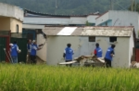 제일모직 임직원들이 창립 51주년을 맞아 사업장과 자매결연을 맺고 있는 마을과 시설을 찾아 겨울철 땔감 준비 등 다양한 봉사활동을 펼치고 있다. 