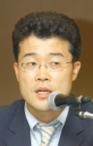 주제발표를 하고 있는 한국경제연구원 김상겸 연구위원