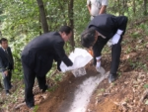 2004.9.8일, 경기도 양평 양동면 고려대 연습림에서 있은 김장수 고려대 농대 학장의 수목장