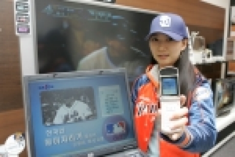 한 여성팬이 &lt;002 한글 국제문자메시지 서비스&gt;를 통해 한국인 메이저리거들에게 응원 메시지를 보내고 있다.