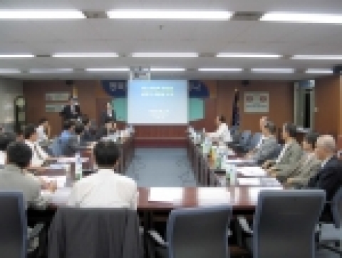 (사)동북아에너지포럼(선우현범 회장)은 지난 9월 12일 서울 석탄회관 회의실에서 이화여자대학교 김윤정 교수와 고려대학교 이재승 교수 등 학계 및 산업계 30여명이 참석한 가운데 월례 세미나를 개최하였다고 밝혔다.