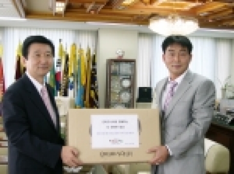 13일 인따르시아는 부평구청장에게 자사제품을 전달하고있다.