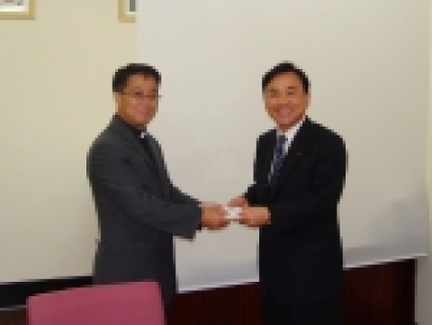 경남은행 정경득 은행장(오른쪽)이 마산시 장애인복지관을 방문 백남해 관장에게 성금을 전달하고 있다.