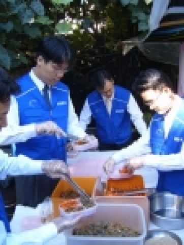 삼성전자 임직원들이 거둔 '사랑의 도시락 기금'으로 대한적십자가 강북구 독거노인 50여명에 365일 사랑의 도시락을 지원하는 가운데 삼성전자 경영지원총괄 임직원 12명은 15일 강북도봉적십자봉사관에서 사랑의 도시락 담기 및 배달봉사에 직접 참가해 사랑을 직접 전달했다.