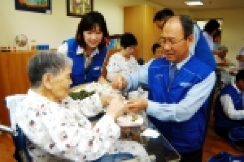 삼성전자 수원사업장 허영호 전무(지원센터장)을 비롯한 임직원들이 수원시립노인요양원을 방문, 송편 등 추석음식을 직접 만드는 등 봉사활동을 펼치고 있다.