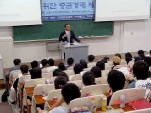 한국증권업협회(회장 黃健豪)는 15일(목) 동아대학교에서 대학생 및 일반인 300여명이 참석한 가운데 “부산사무소 개설 기념 대학생 증권경제 세미나”를 개최했다. 이번 세미나의 강