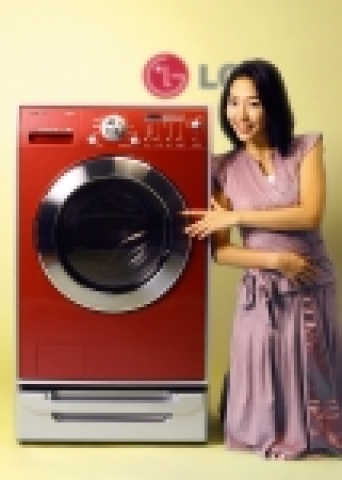 LG전자가 지난 5월 출시한 핑크, 블루, 블랙 등 컬러 스팀 트롬의 폭발적인 인기에 힘입어 9월 혼수 시즌을 맞아 빨강색의 드럼세탁기 ‘레드 스팀 트롬’(모델명 : WD - FR200RM)을 출시했다.