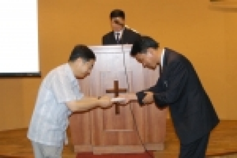 신학대학원 재학생들이 십시일반 모은 장학금 3백만원을 9월 15일 김태훈 신학대학원장(왼쪽)에 전달하고 있다.