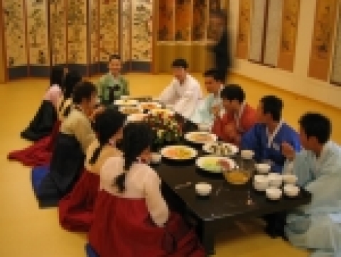 피어리의 한가위 스피드 맞선 이벤트에 참가한 미혼남녀들