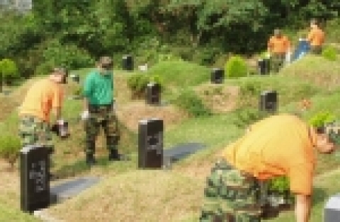 고양시 덕양구 흥도동(동장 김규승)에서는 지난 16일 관내 군부대장병, 지역주민 및 공무원 등 70여명이 참여한 가운데 도내동에 위치한 시립공동묘지 주변 환경 정화 활동 행사를 가졌다.