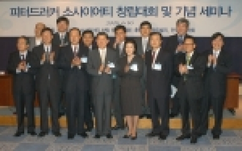 앞쪽 : 왼쪽부터 이계형 한국표준협회 회장, 이형모 시민의신문 대표, 김일섭 다산회계법인 대표, 문국현 유한킴벌리 대표, 정희자 여성벤처기업인 회장. 이재규 전 대구대 총장, 이장우 이메이션코리아 대표 뒤쪽 : 왼쪽부터 남승우 풀무원 회장, 신완선 성균관대 교수, 최명주 교보증권 대표, 유필상 노동원구원 박사, 장영철 경희대 교수