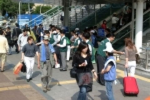 부산은행 지역봉사단은  2005 부산 APEC의 성공적인 개최를 기원하며 9월 16일 부산역 광장에서 ‘추석 귀성객 2005 APEC홍보활동’을 펼쳤다.