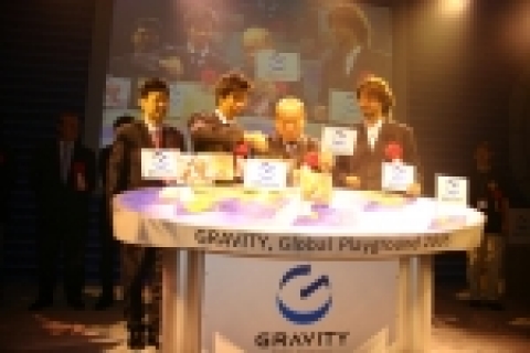 그라비티는 9월 16일 도쿄게임쇼 2005에서 ‘그라비티, 글로벌 플레이 그라운드 2005(GRAVITY, Global Playground 2005)’ 행사를 열고 새 CI 및 비전선포식을 가졌다.