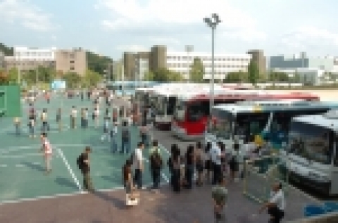 충남대 학생 900여명은 22대 버스에 탑승하여 고향으로 향했다.