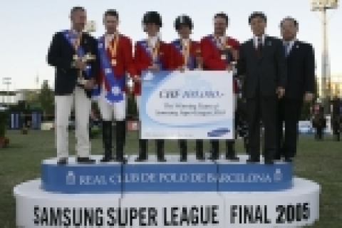 삼성전자가 후원하는 최고 권위의 승마대회인 삼성 슈퍼리그 결승전이 스페인 바르셀로나에서 18일(현지시간) 개최돼, 미국팀이 종합우승을 차지했다. 종합우승을 차지한 미국팀과 양해경 삼성전자 구주전략본부 사장(오른쪽), 이인용 삼성전자 홍보팀장(오른쪽에서 두번째)가 우승자 연단에 올라있다.