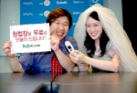 경조금 결제 온라인 대행 사이트인 부주닷컴이 가을 결혼시즌을 맞아 청첩장 무료 제작 등 다양한 웨딩이벤트를 진행한다. 사진은 턱시도와 웨딩드레스를 입은 커플이 부주닷컴으로 전달된 축의금을 확인하는 모습.