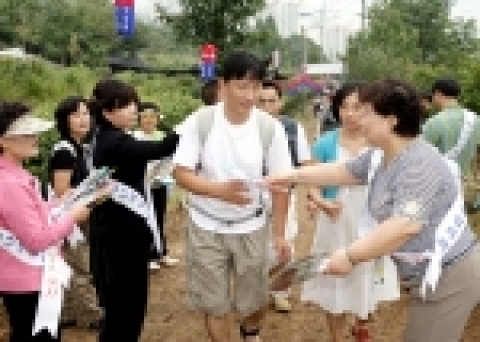 마산시여성단체협의회(회장 박현점)는 20일 을유년 만날제 행사가 열리는 행사장 입구에서 시민들을 대상으로 주택공사 유치, 에너지 절약, 재래시장 살리기 캠페인을 벌이고 있다.