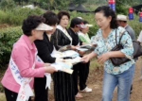 마산시여성단체협의회(회장 박현점)는 20일 을유년 만날제 행사가 열리는 행사장 입구에서 시민들을 대상으로 주택공사 유치, 에너지 절약, 재래시장 살리기 캠페인을 벌이고 있다.