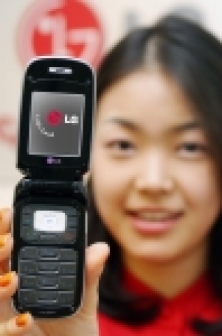 LG전자가 무선랜 기반의 근거리 단말 서비스인 ‘와이파이(Wi-Fi) ’와 이동통신 기능을 모두 갖춘 새로운 휴대폰을 개발했다.
