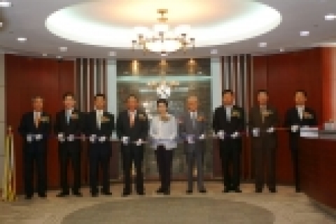 신한은행은 금융자산 10억원 이상의 거액 고객의 종합자산관리를 전담할 「신한 Private Bank」부산센터를 2005년 9월21일 부산 서면 로터리 아이온시티 16층에 개점했다.
