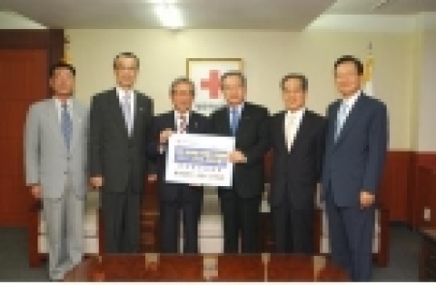 왼쪽부터 김창배 적십자사 구호상황실장, 장석준 적십자사 사무총장, 한완상 적십자사 총재, 황건호 증권업협회장, 이영환 신영증권 사장, 배호원 삼성증권 사장