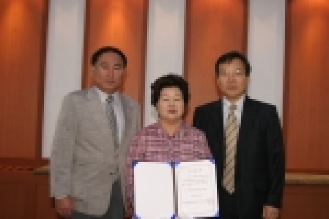 상지대 평생교육원 원우회(회장 조흥상)는 21일 상지학원발전기금재단(이사장 김홍렬)에 대학발전기금 100만원을 전달했다.