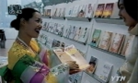 Rev. Dr. Jaerock Lee's powerful books displayed at the 2004 Frankfurt International Book Fair